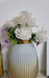 گل زیبا و گلدان
