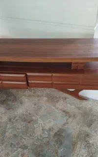 یک عدد میز تلویزیون  موجود است