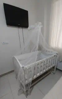 تخت کنار مادر