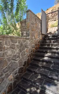 سنگ کاری نصب سنگ ورقه ای مالون کوبیک محوطه سازی