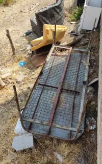مقداری آهن کهنه و سیم خاردار