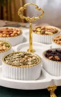 آجیل خوری لب طلایی