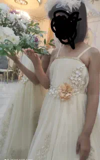 یک عدد لباس عروس دخترانه