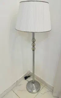 آباژور ایستاده
