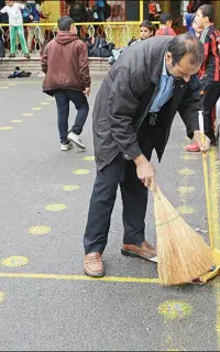 دنبال کار در مدرسه