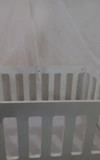 تخت کنار مادر .تخت خواب