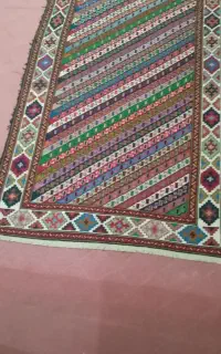 ورنی دستباف تازه از دار افتاده است