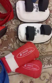 دستکش و روپایی و ساق بند و دو کمربند ابی و قرمز
