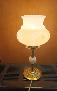 چراغ رومیزی  پایه دار