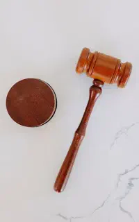 قبول وکالت در دادگاه‌ها و مراجع کار و مالیاتی