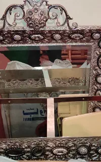 اینه و شمعدان و میز