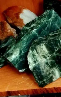 یشم وارداتی نفریت اصل درجه یک کامل نور گذر