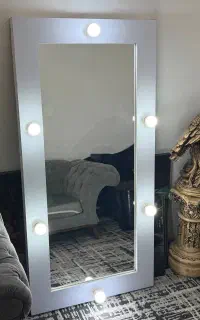 آینه قدی با لامپ