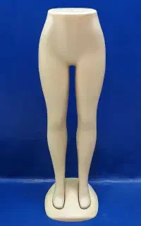 تعدادی وسایل مغازه لباس فروشی