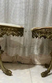 دو عدد پایه ، میز برنجی همراه با سنگ مرمر