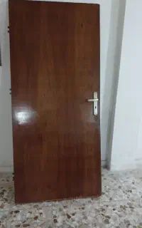 درب چوبی سالم با چهار چوب و قفل و دستگیره