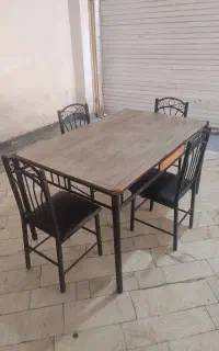 تعدادی میز ناهار خوری