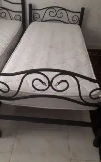 تخت یک نفره با یک آیینه و کنسول
