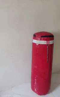 کیسه بوکس با لوازم کیک بوکسینگ