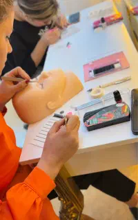 آموزش و خدمات اکستنشن مژه و کاشت و لیفت