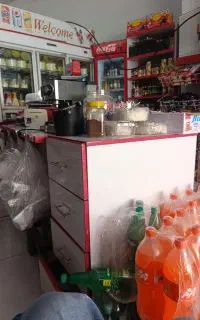 فروشنده مواد غذایی و لبنیات