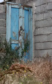 در پنجره قدیمی رنگ آبی سنتی