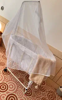 گهواره و تخت کنار مادر