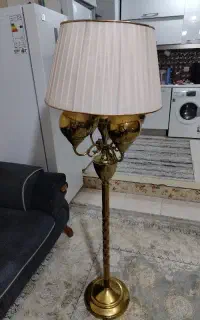 آباژور ایستاده