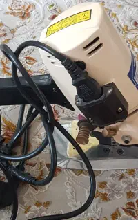 یک عدد اتوی صنعتی و یک عدد قیچی برقی