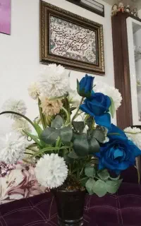 گل مصنوعی با گلدان بزرگ