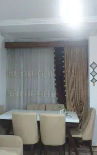 پرده پذیرایی همراه با میل پرده و کتیبه