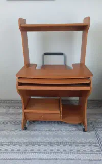 میز  تحریر و کامپیوتر