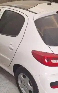 پژو ۲۰۷ اتومات سفید سقف شیشه ی ۱۲۰۰۰کار بهمن ۱۴۰۳