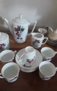 تعدادی فنجون نعلبکی  واقعا قدیمی