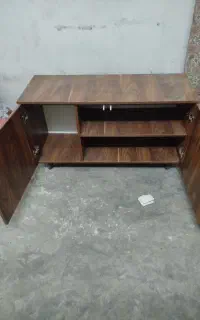 جاکفشی ومیز تلویزیون