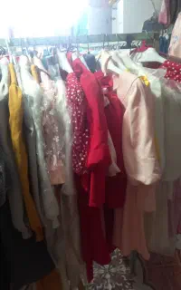 فروش تعداد ۱۷۰۰ تیکه لباس زنانه و بچگانه