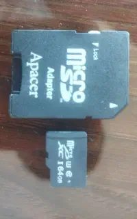 تعدادی فلش و کارت حافظه SD (مموری)