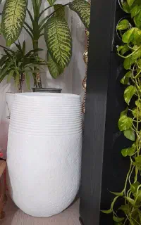 یه جفت گلدون بزرگ ماربل کنارسالنی ارتفاع۷۰ قطر۴۰نو