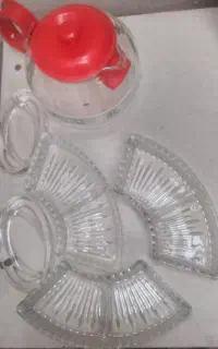 قوری بزرگ پیرکس و۳تا مرباخوری و۲تا جا سیگاری