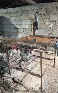 کارگر برا زغال دستگاه صنعتی