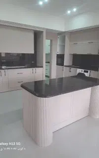 سنگ اسلب کانتر و جزیره و پله پیچ