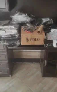 کتابخانه و میز کامپیوتر