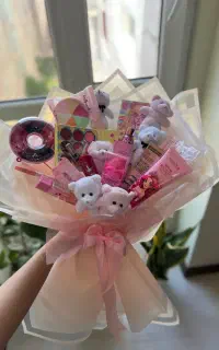 دسته گل لوازم ارایش برای ۱۰ مرداد روز دوست دختره