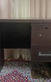 میز‌‌ تحریر چوبی تیره مناسب دانشجو