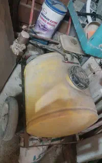 سم‌پاش فرغونی بنزینی به همراه شلنگ