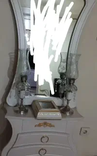 آینه و کنسول و شمعدان و قرآن و جای قرآنی