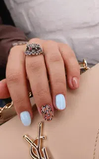 خدمات مانیکور و ژلیش ناخن