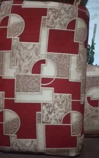 پشتی به رنگهای قرمز وکرم