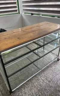 ویترین و دوعدد پیشخوان متحرک