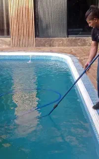 شستشو وجاروی استخر